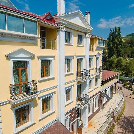 Aykun Hotel Almaty Bagian luar foto