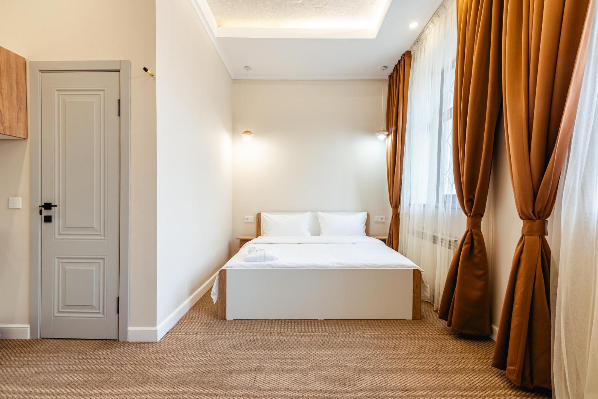 Aykun Hotel Almaty Bagian luar foto